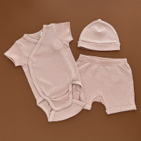 Костюмчик H&M Боді на запах з коротким рукавом, шортами та шапочкою, пудра/вафелька